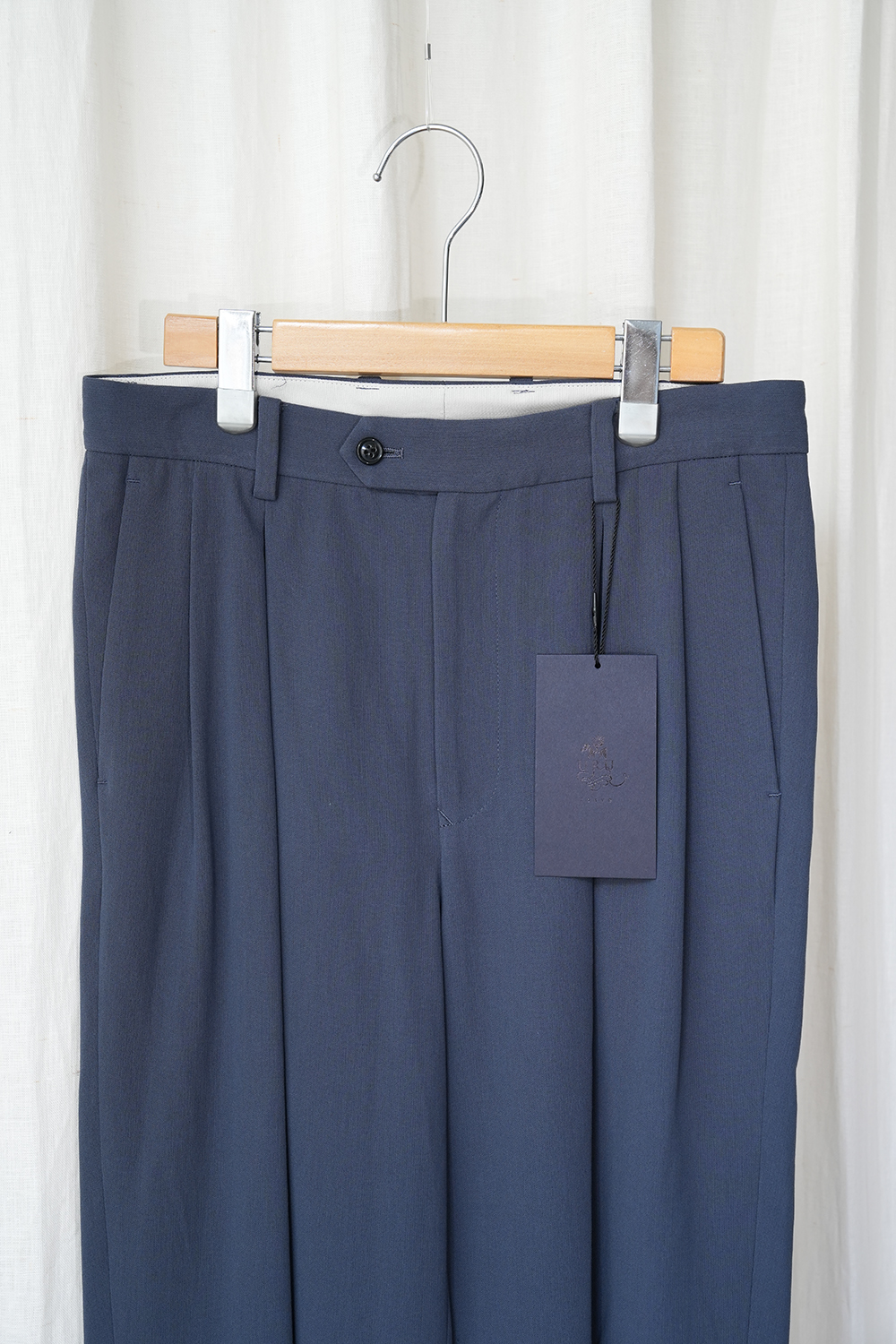 HARD TWIST COTTON INVERTED PLEATS PANTS | ANOTHER LOUNGE