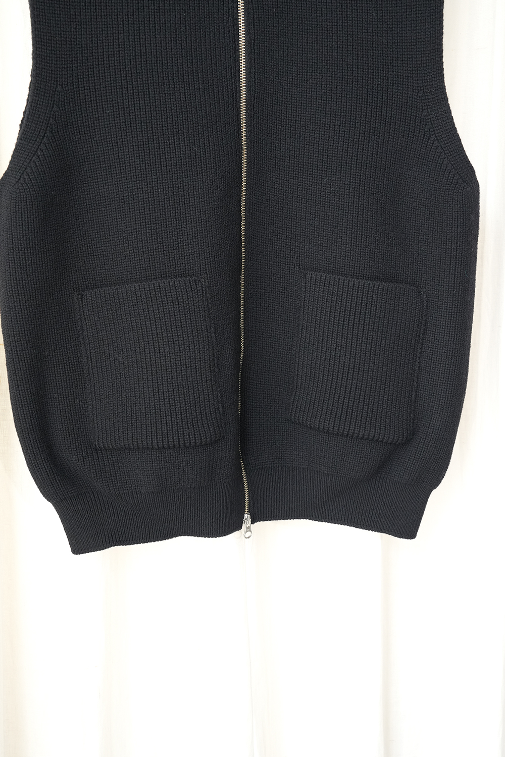 Mulesing Free Wool Knit Zip Vest | ANOTHER LOUNGE