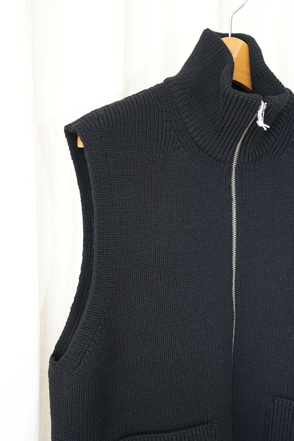 Mulesing Free Wool Knit Zip Vest | ANOTHER LOUNGE